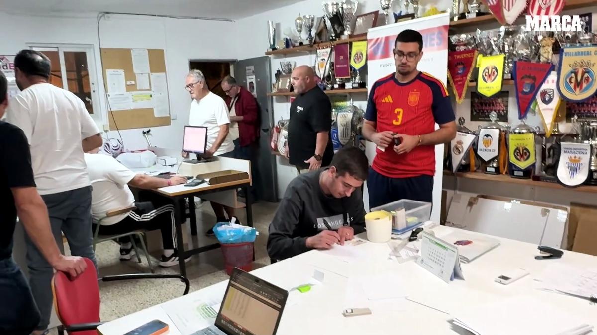 La oficina donde el Tavernes organiza su viaje a la historia: "Este partido no se lo puede perder nadie"