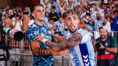 El portero del Sabadell, desatado en la fiesta del ascenso: "Voy a soltar  una expresión y contestáis con lo que salga: Pedro Sánchez..."