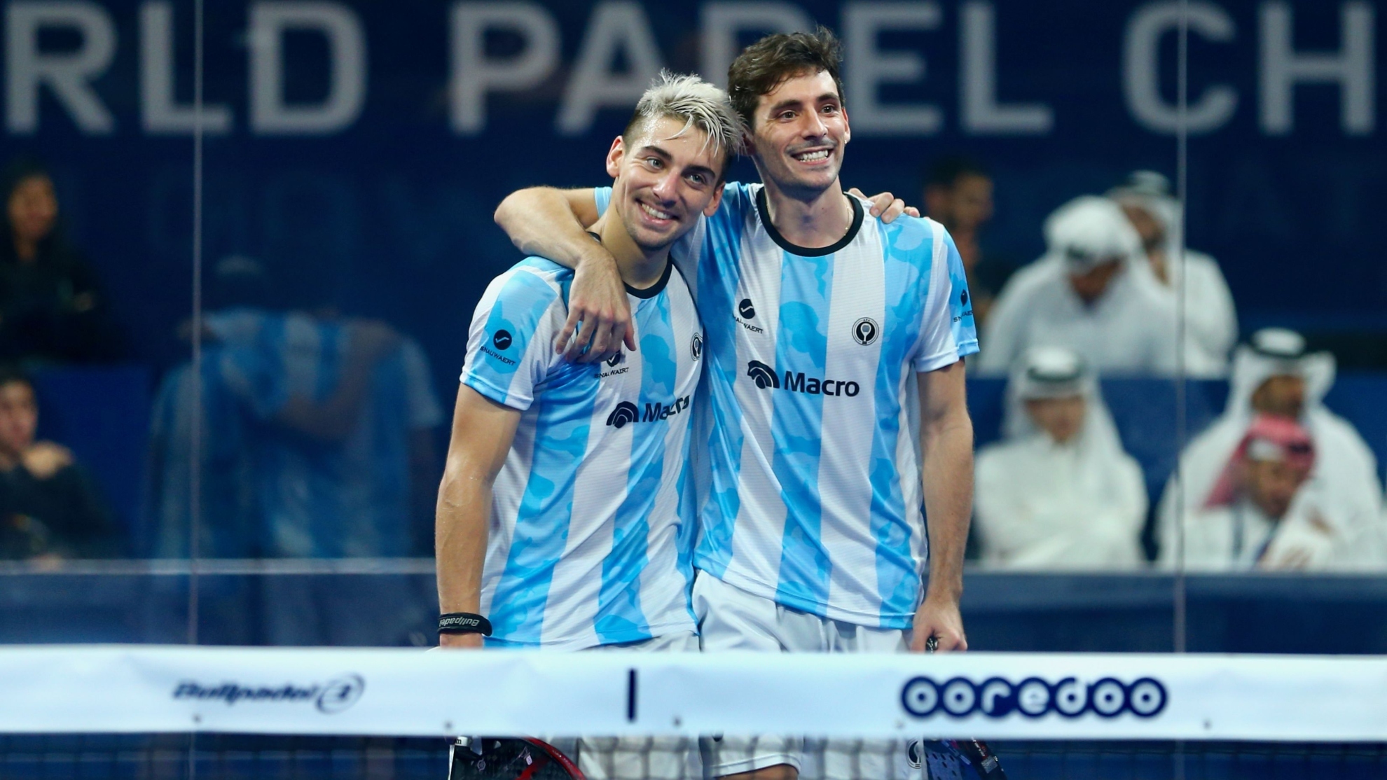 Los superpibes abrazados después de jugar juntos para Argentina / Premier Padel