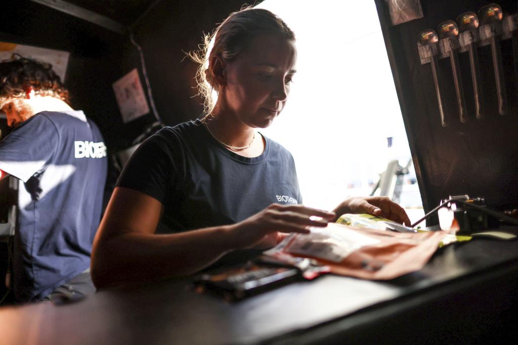 Elisa Urrutia, responsable de la comida del Biotherm en The Ocean Race.