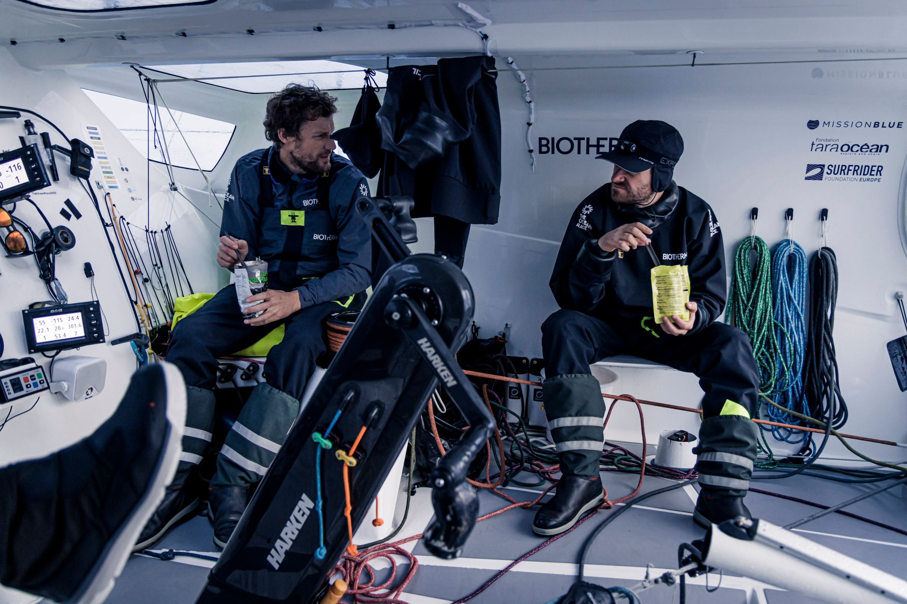 Paul Meilhat y Anthony Marchand, del Biotherm, comiendo.