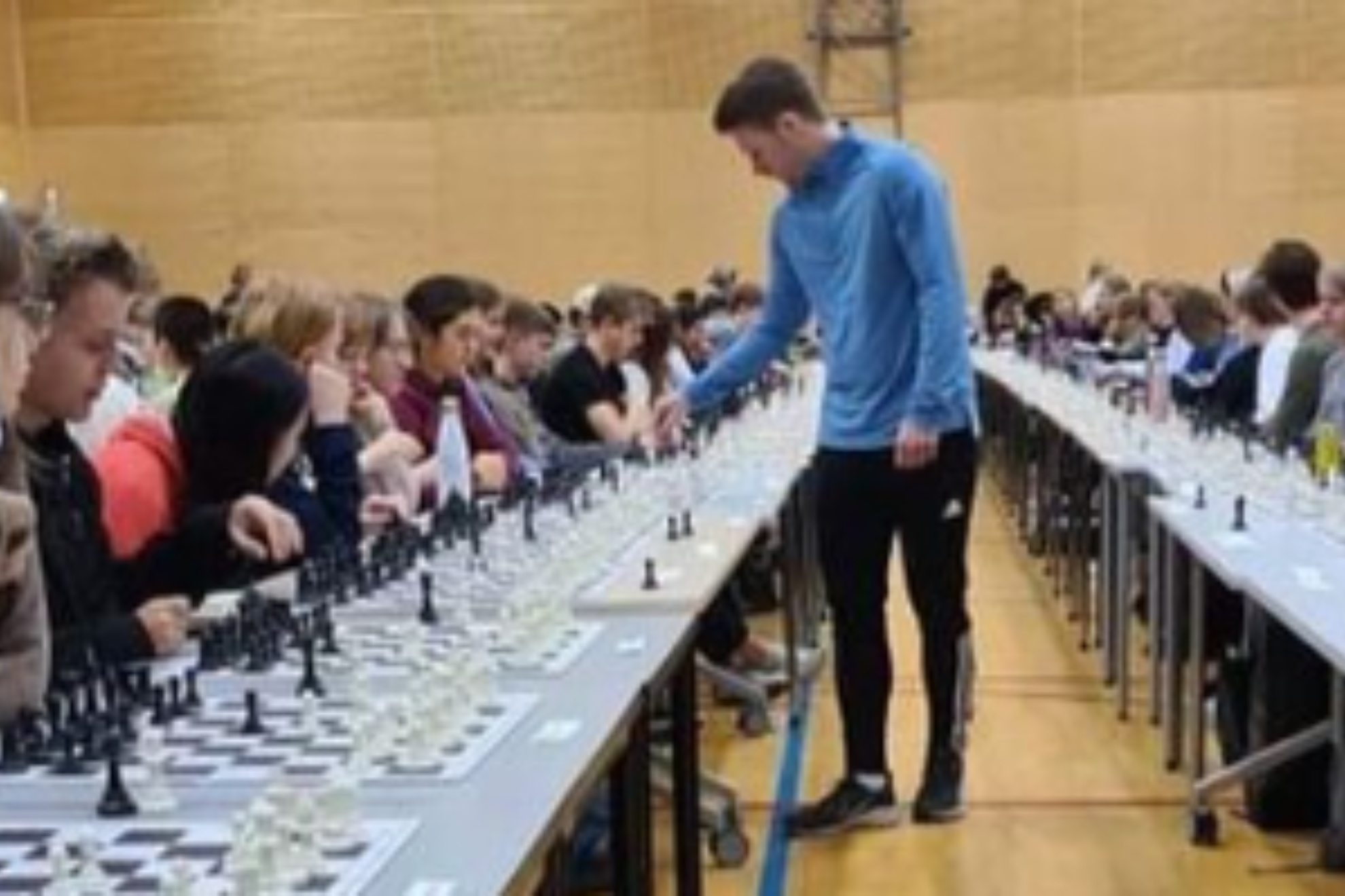 El presidente de la Federación Noruega de Ajedrez, Joachim Birger Nilsen, durante una exhibición de partidas simultáneas.