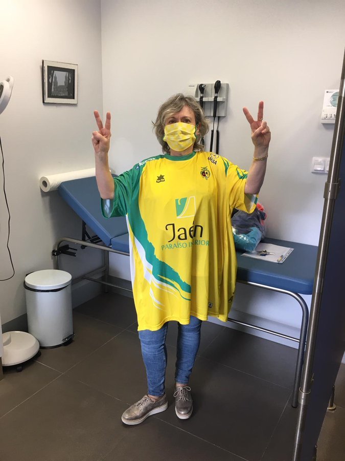 Batas y mascarillas elaboradas por Luanvi con la tela de las equipaciones del Jaen Paraíso Interior de fútbol sala, para distribuir entre hospitales y residencias de Jaén.