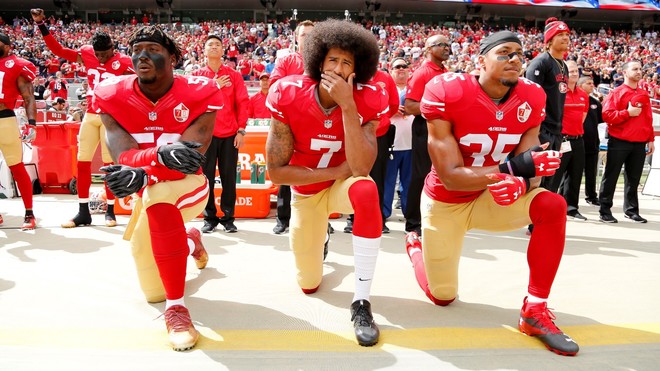 Primera Plana: Colin Kaepernick lleva la protesta racial de 'Black Lives Matter' a la NFL