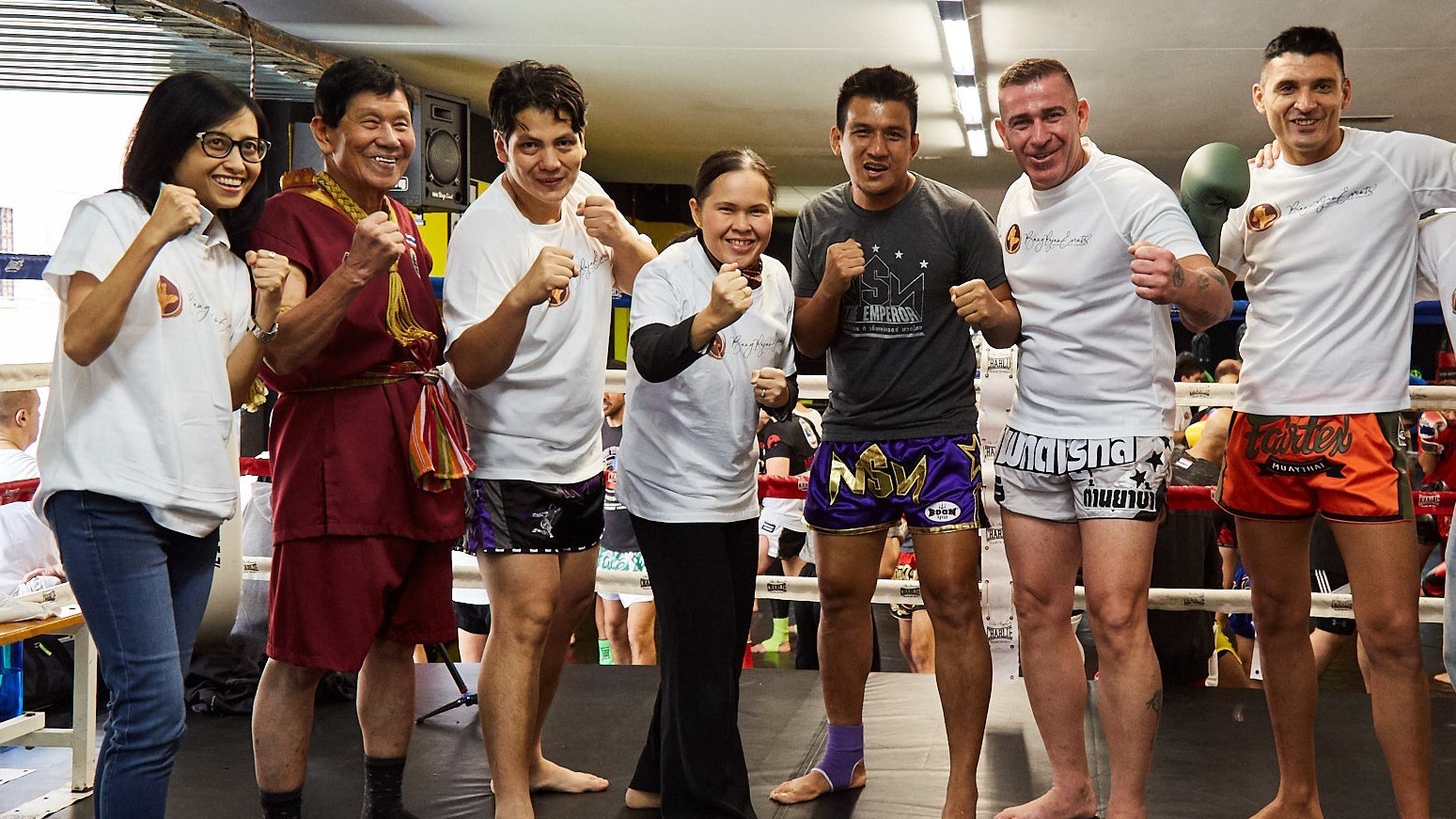 Directiva de Profighters junto a los representantes de la embajada de Tailandia