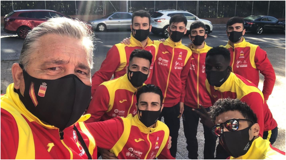Ángel Arenas, a la izquierda, con el equipo de kumite detrás.