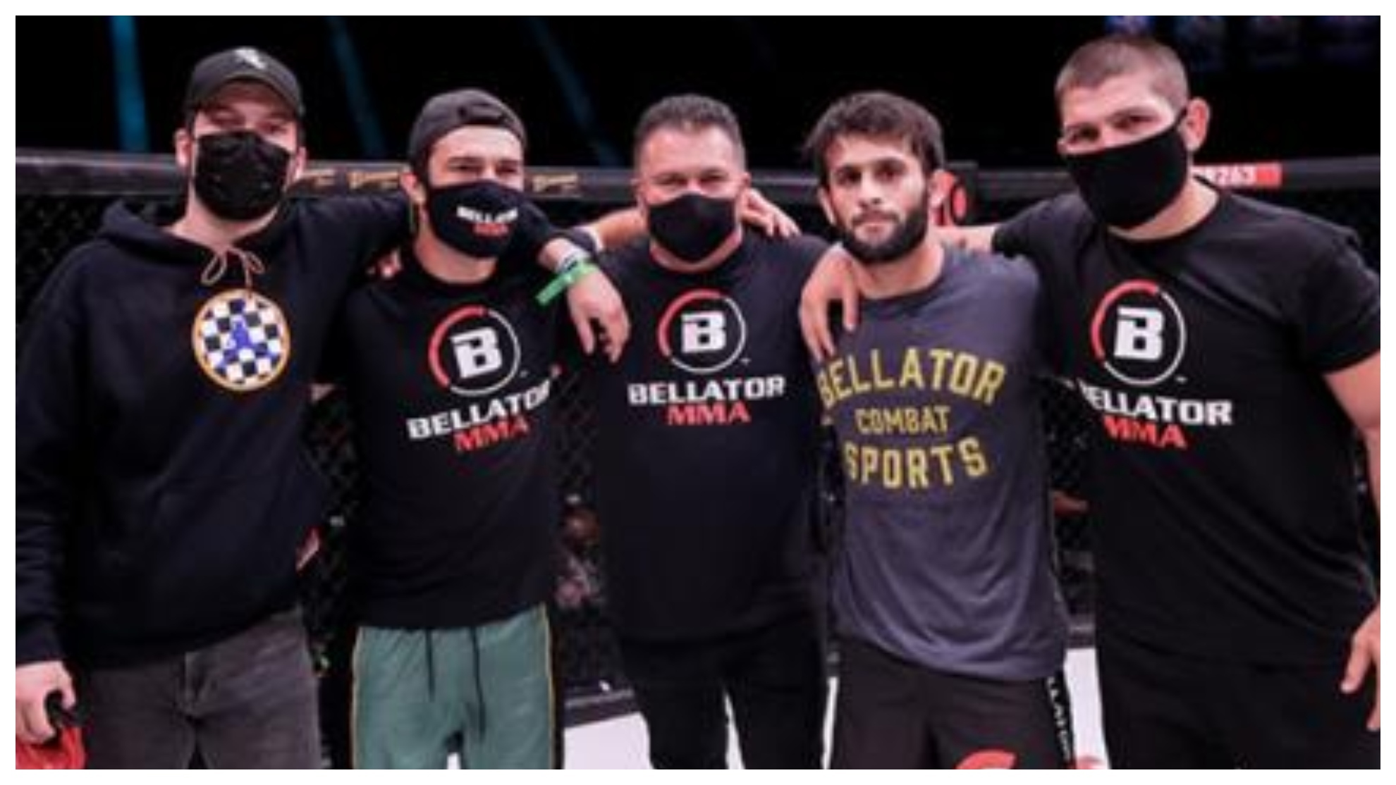 Rabadanov, junto a su equipo, incluido Khabib Nurmagomedov.