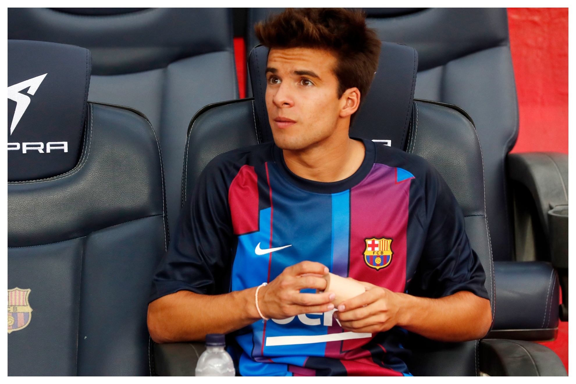 Riqui Puig, sentado en el banquillo del Camp Nou en un partido del Barça. FRANCESC ADELANTADO