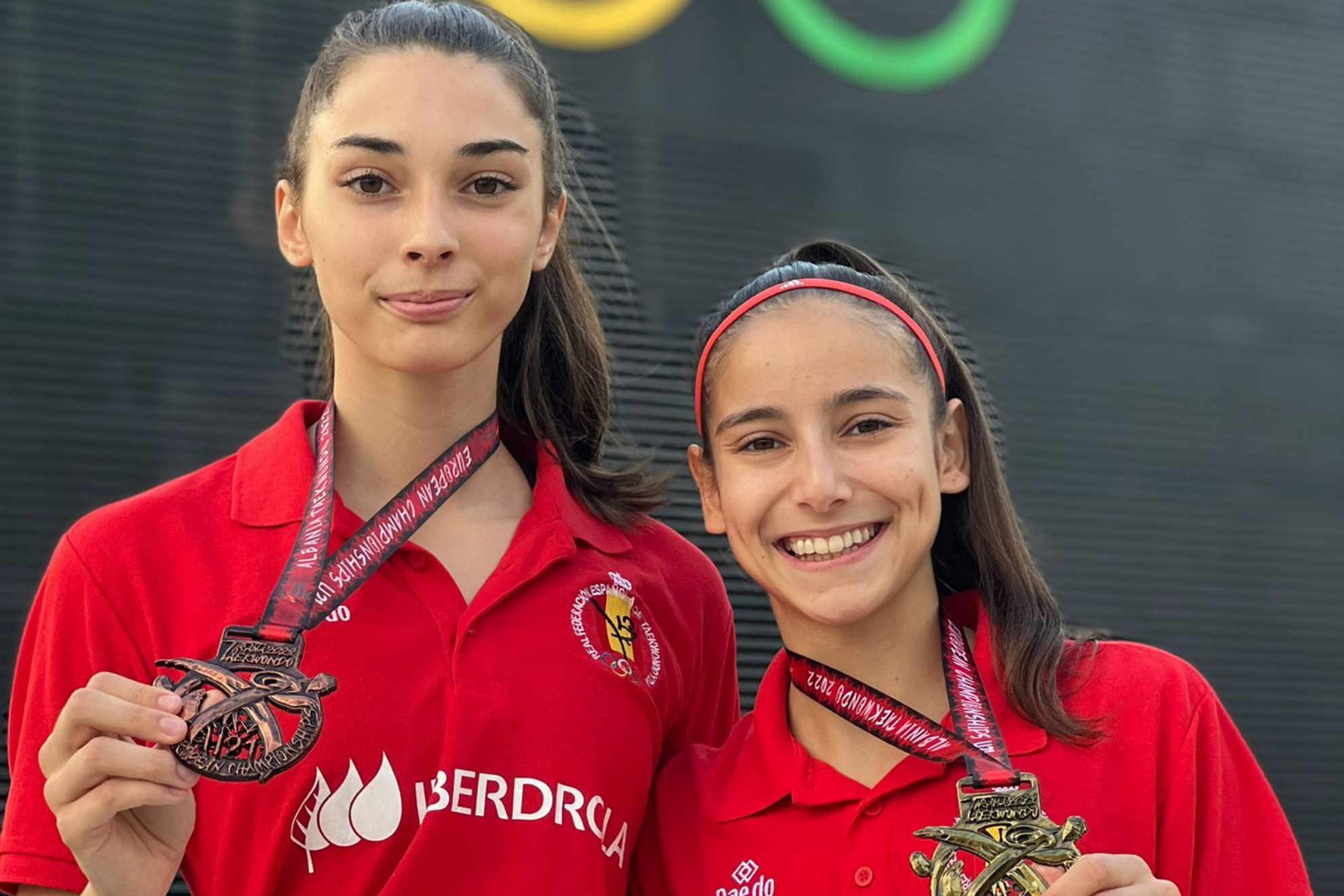 Adriana Cerezo (derecha), junto a Lena Moreno.