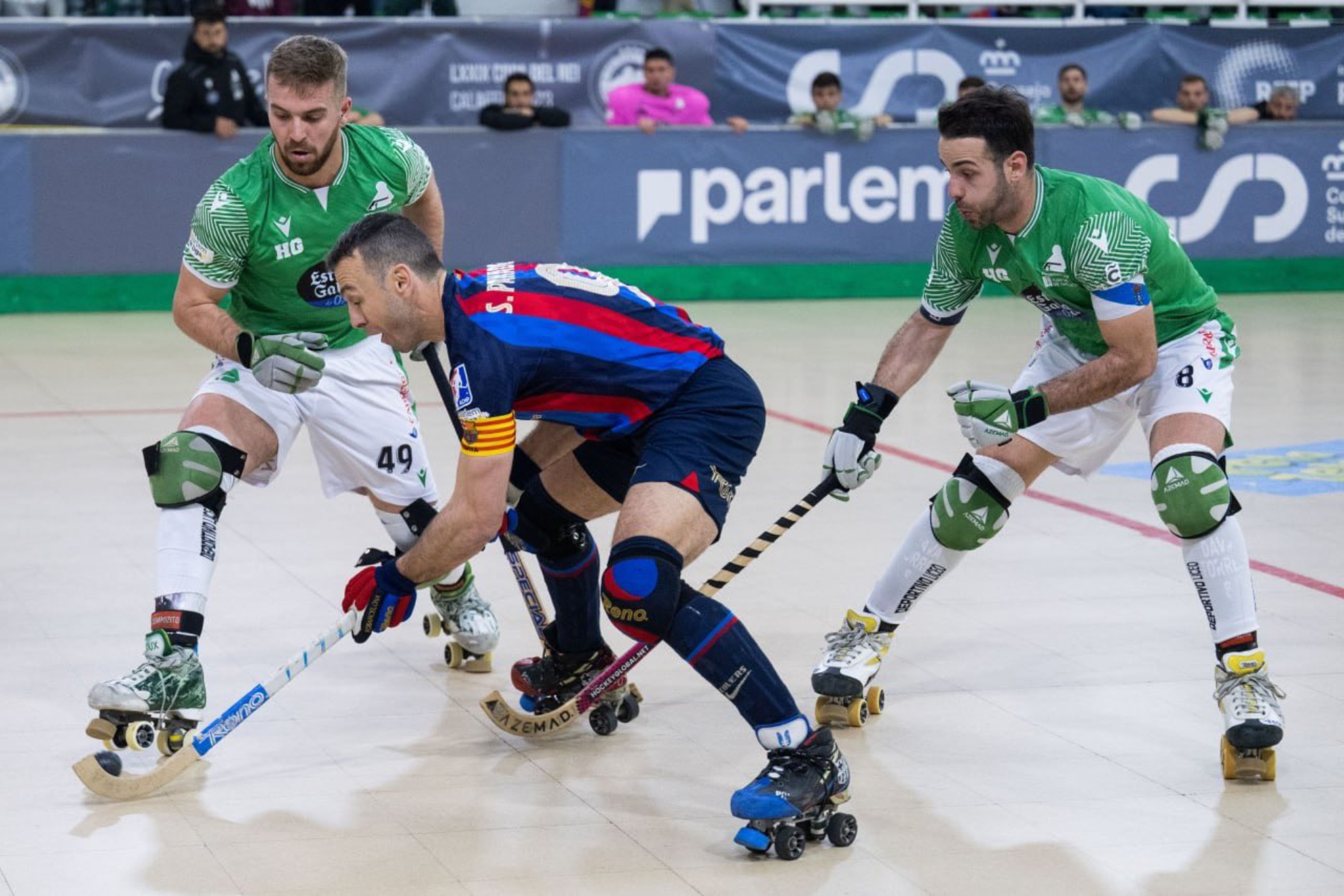 Sergi Panadero controla la bola en presencia de dos jugadores del Liceo.