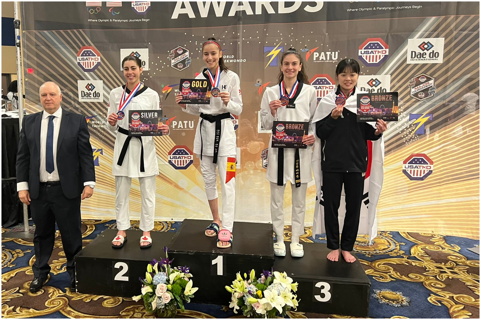 Adriana Cerezo, en el podio con el oro ganador en el Open de Estados Unidos.