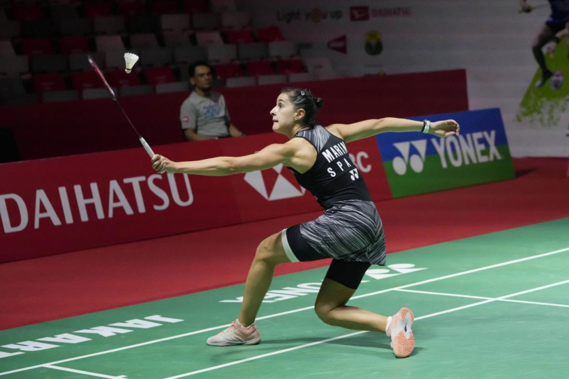 Carolina Marín devolviendo un volante.