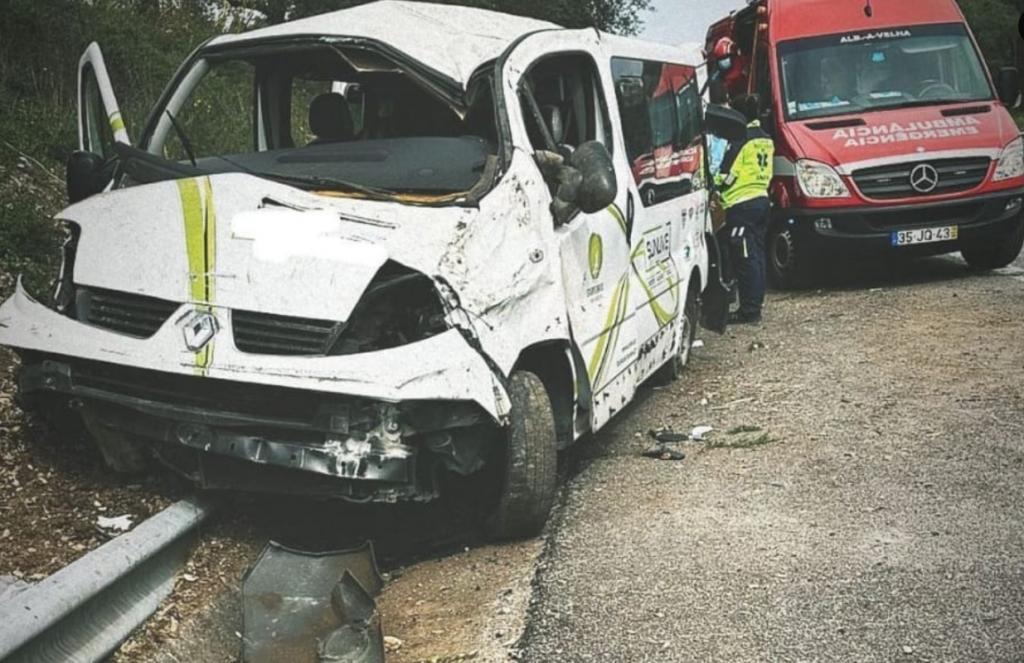 Estado en el que quedó la furgoneta en la que viajaban los gimnastas españole.