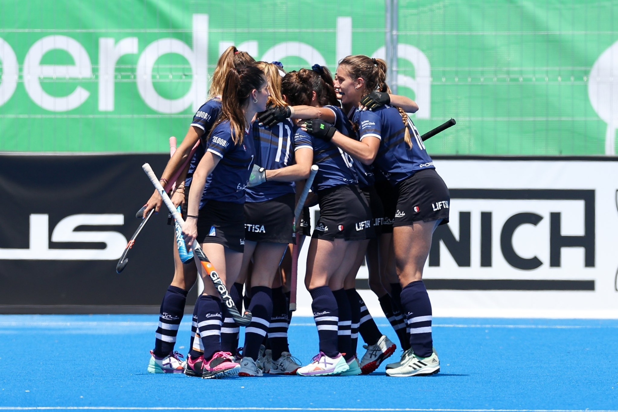 Las jugadoras del Junior celebran su histórico título.