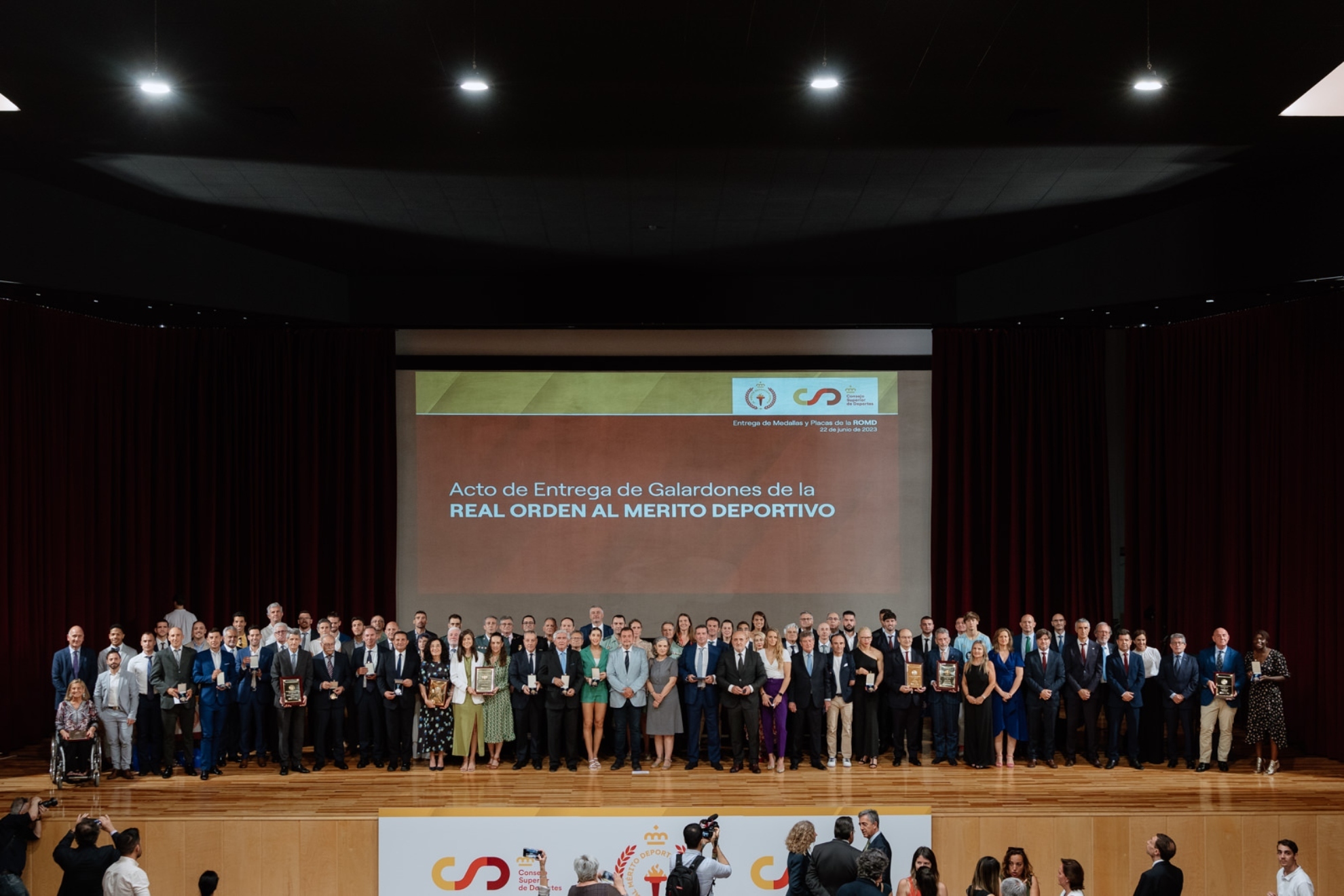 Foto de familia de los premiados.