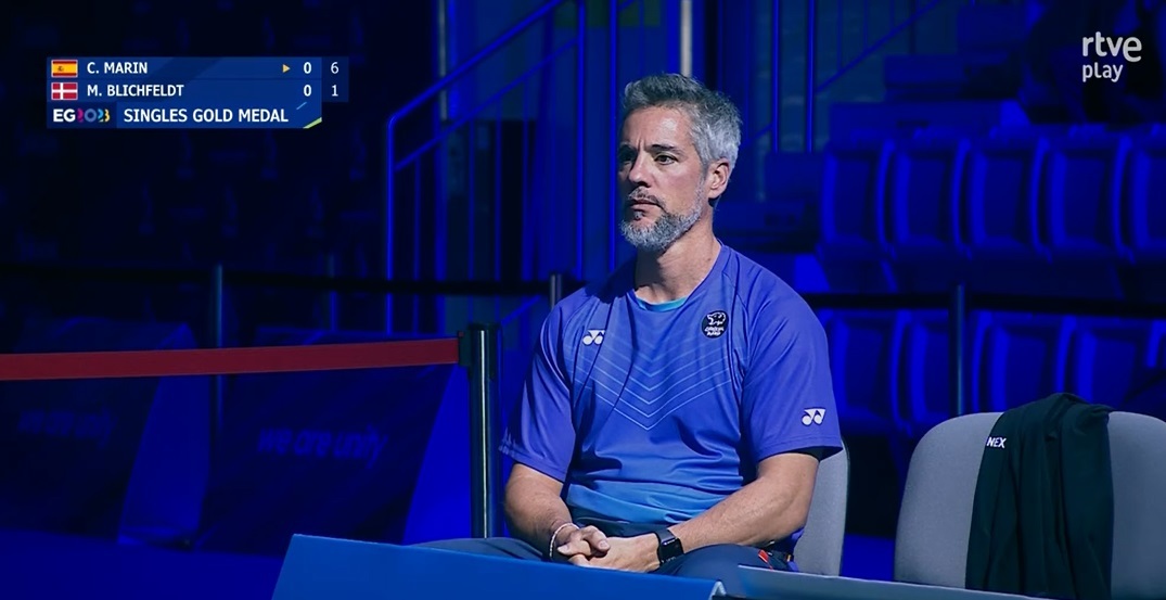 El entrenador de Carolina Marín, Fernando Rivas, clave en sus triunfos.