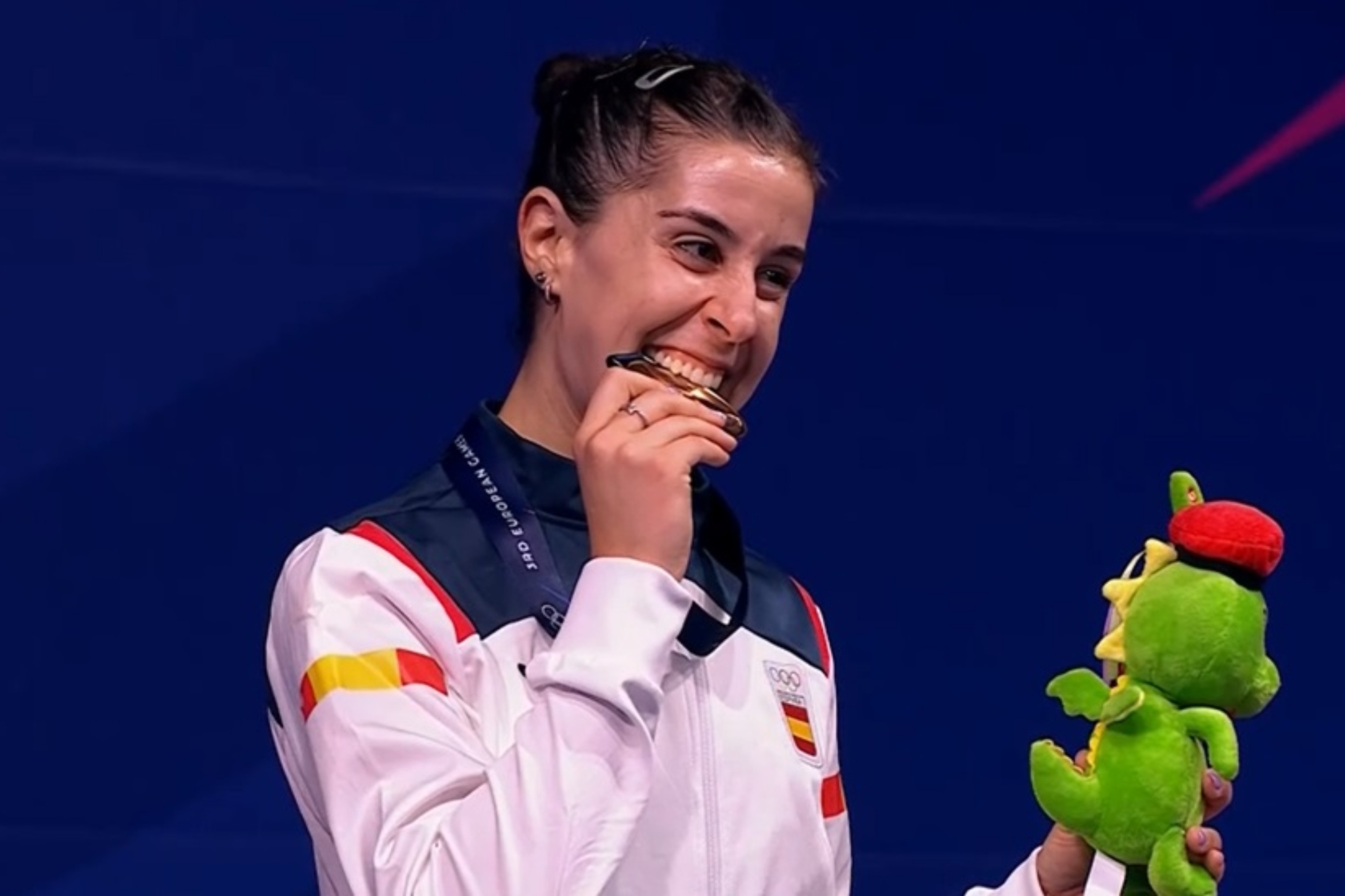 Carolina Marín muerde su medalla de oro