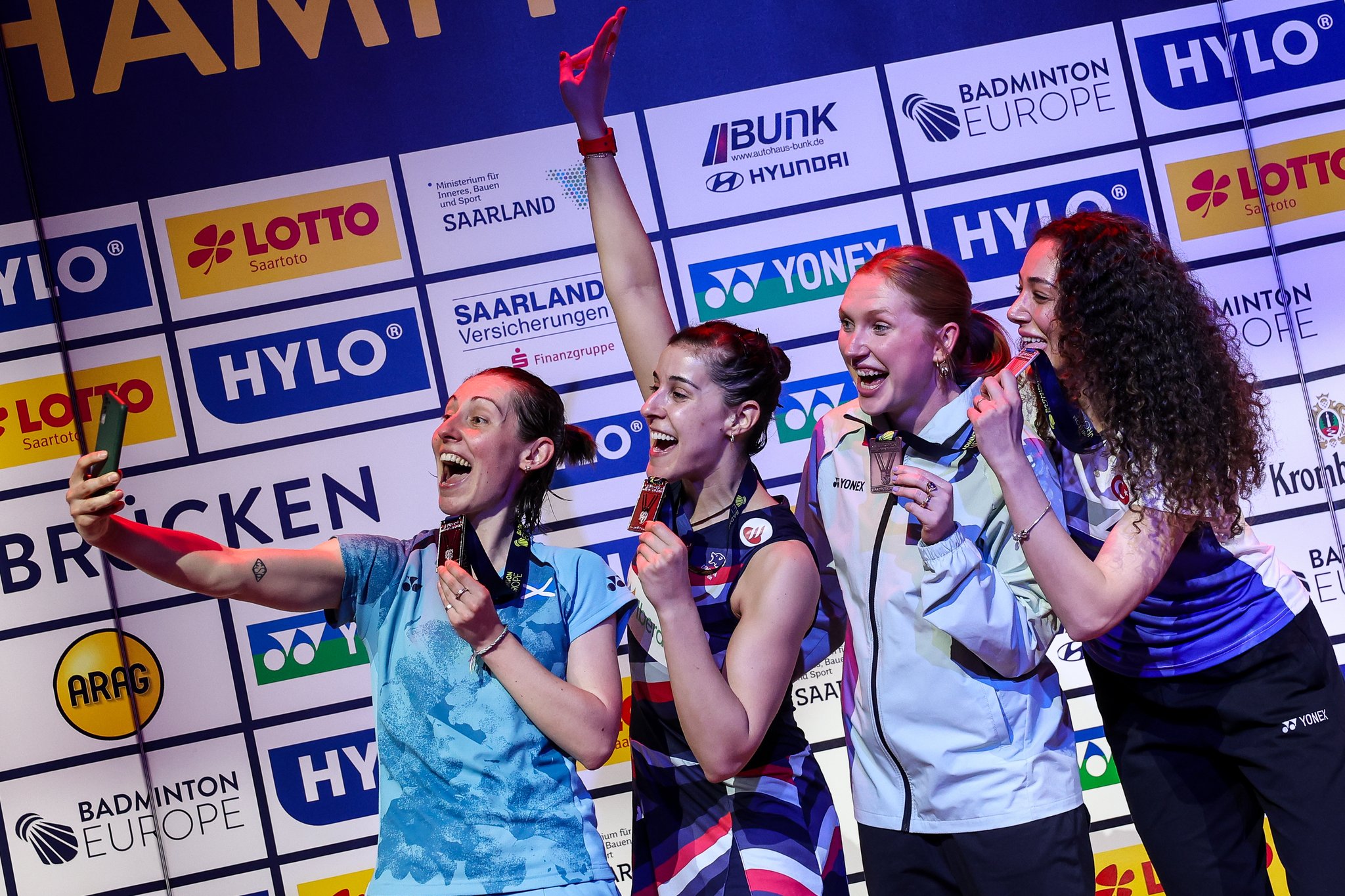 Kirsty Gilmour haciendo su clásico selfie en el podio.