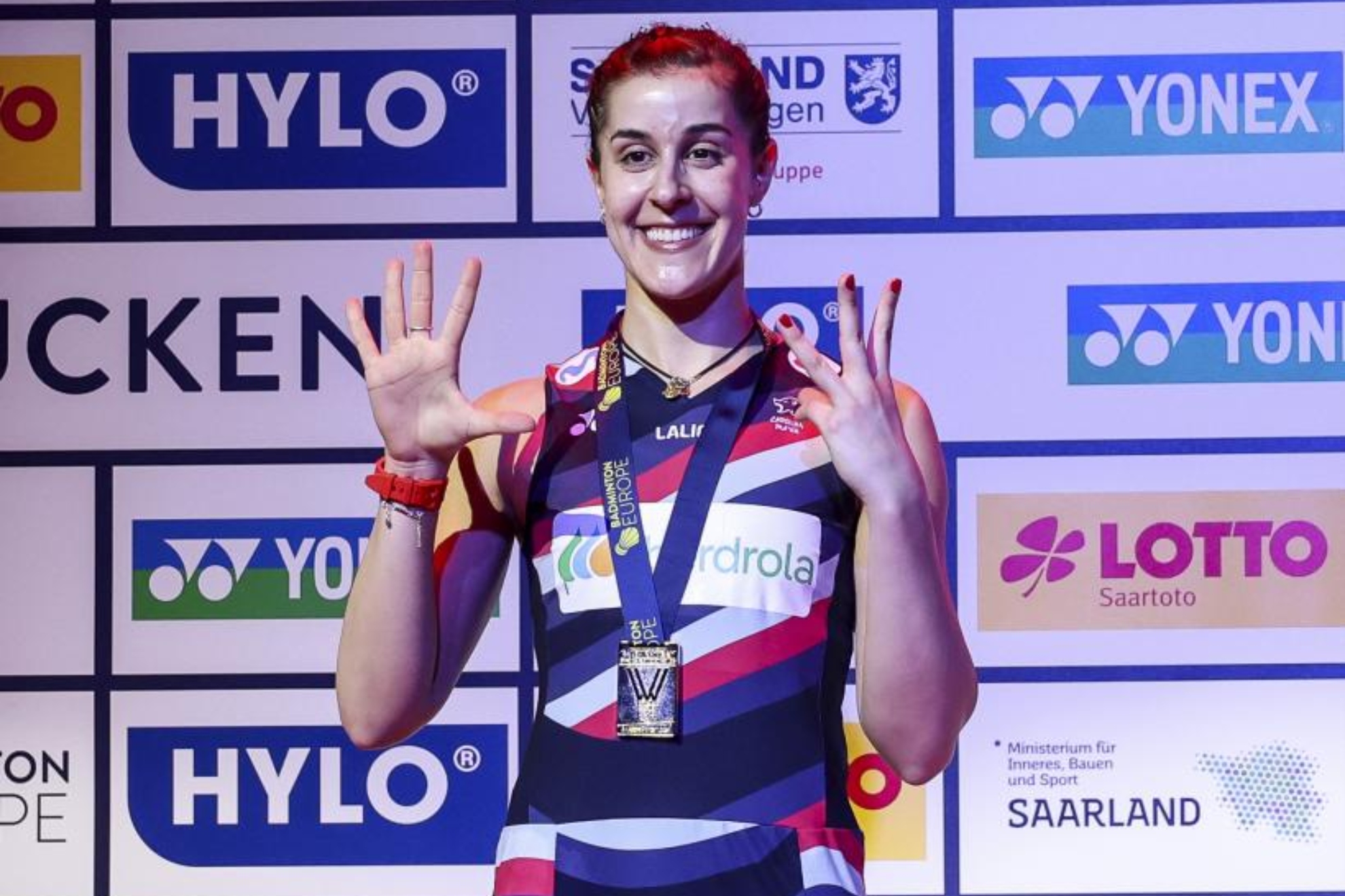 Carolina Marín señala los 8 oros europeos que ha ganado.