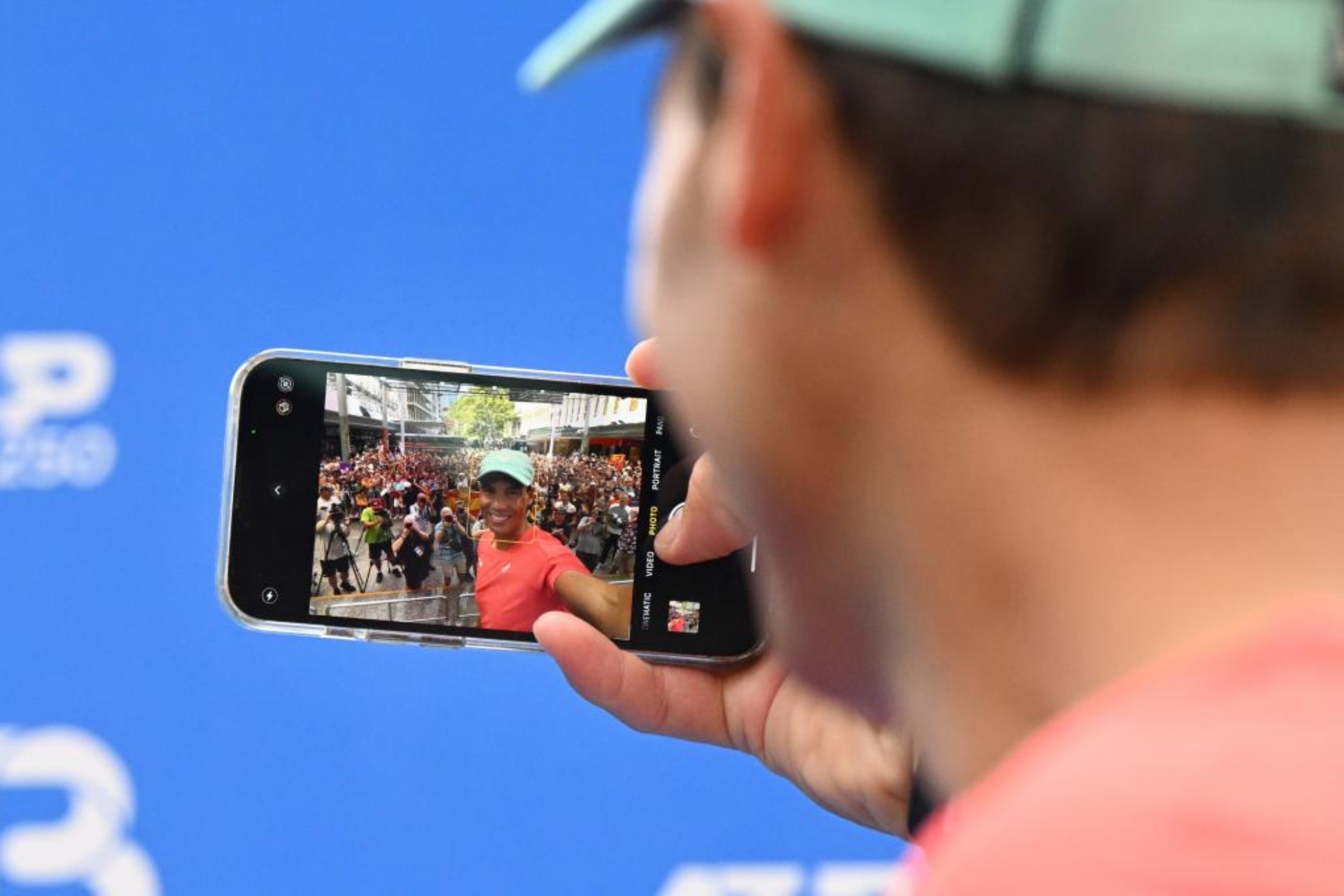 Rafael Nadal se hace un 'selfie' con los aficionados que le han arropado en la jornada previa al debut en Brisbane