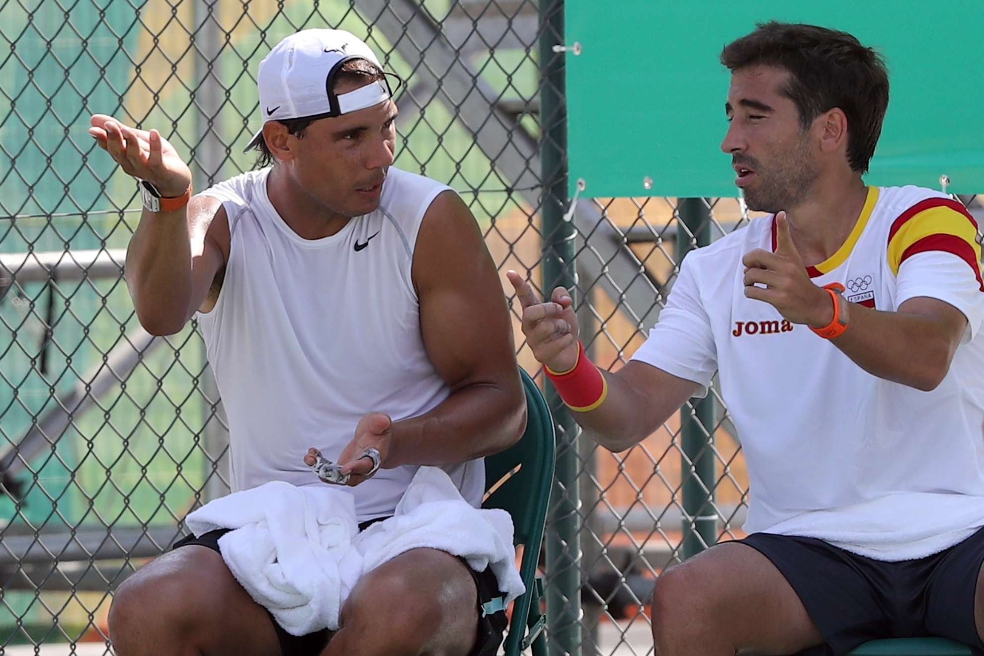 Rafa Nadal y Marc López conversan durante un entrenamiento en Río