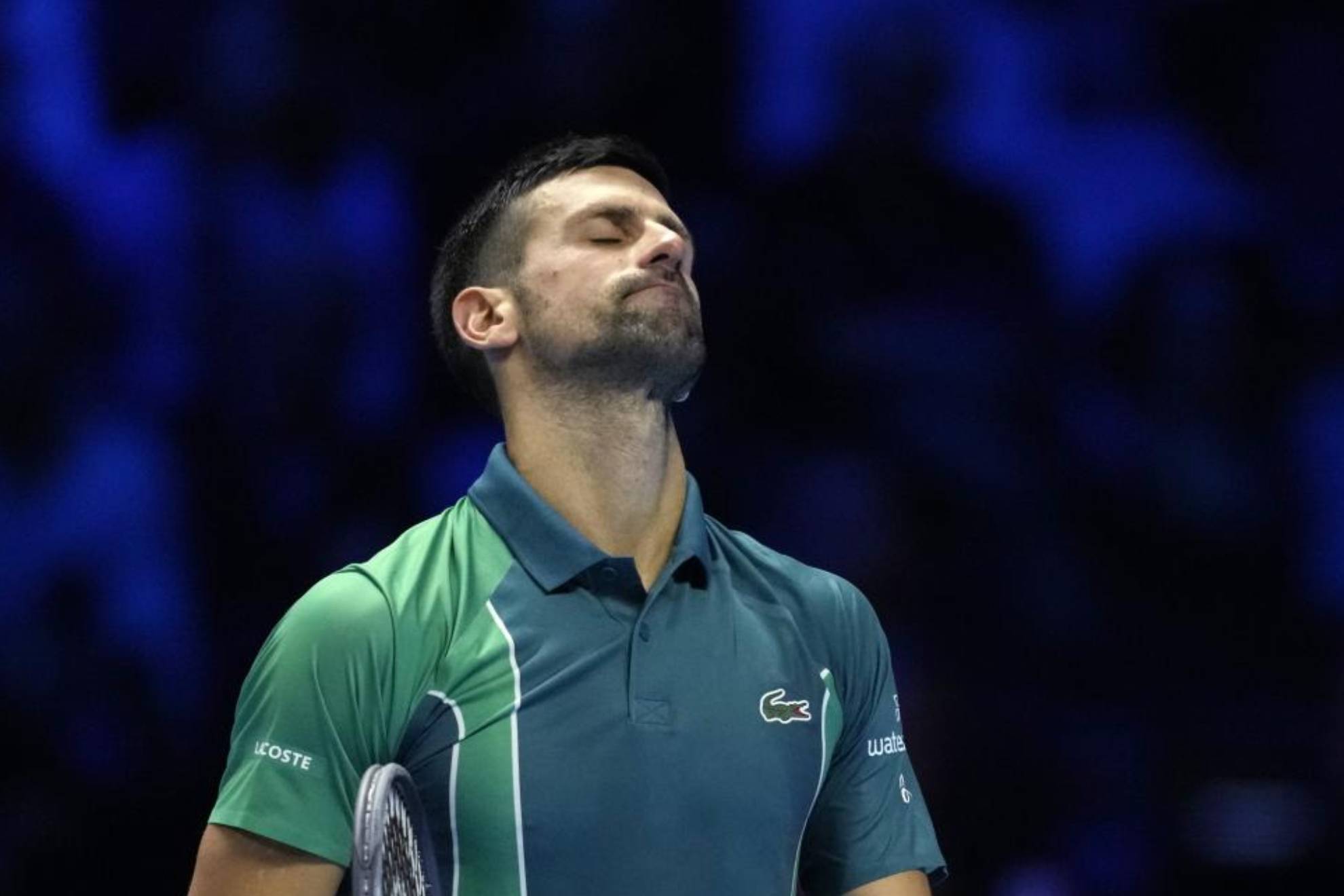 Novak Djokovic se lamenta en un momento del partido contra Sinner. / AP