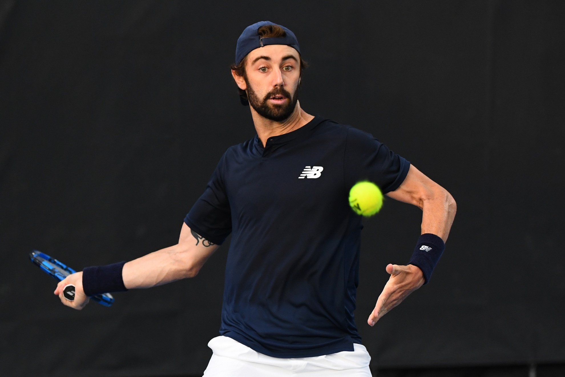 Thompson pega de derecha