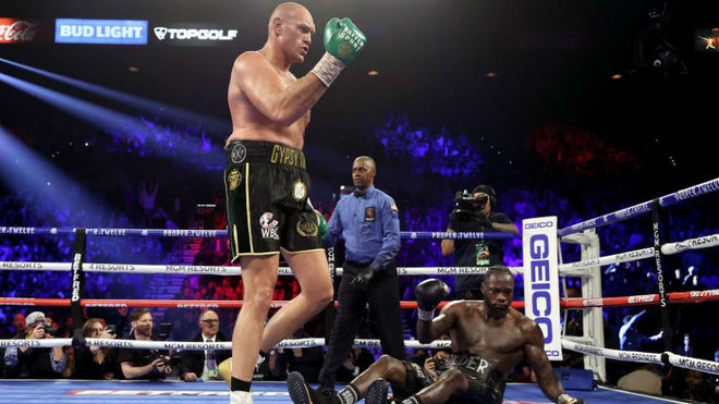 Fury tras mandar a lona a Wilder.