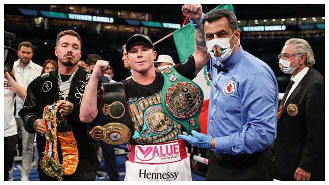 Canelo Álvarez, en el centro, celebra su victoria.
