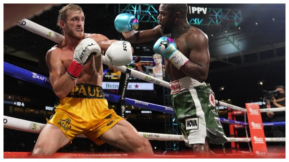 Logan Paul repele una derecha de Floyd Mayweather