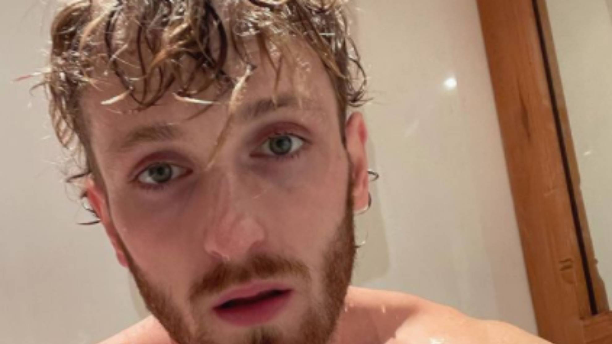 Logan Paul en el baño de su domicilio