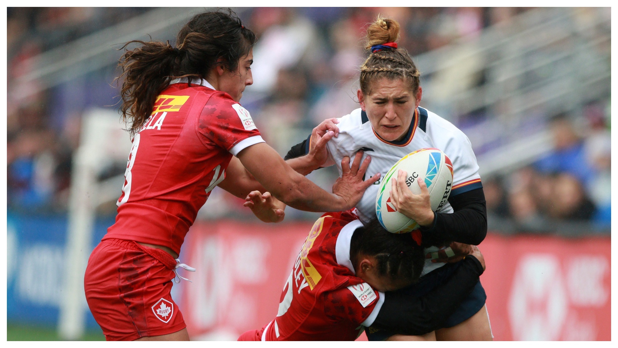 Eva Aguirre es placada durante el partido frente a Canadá.