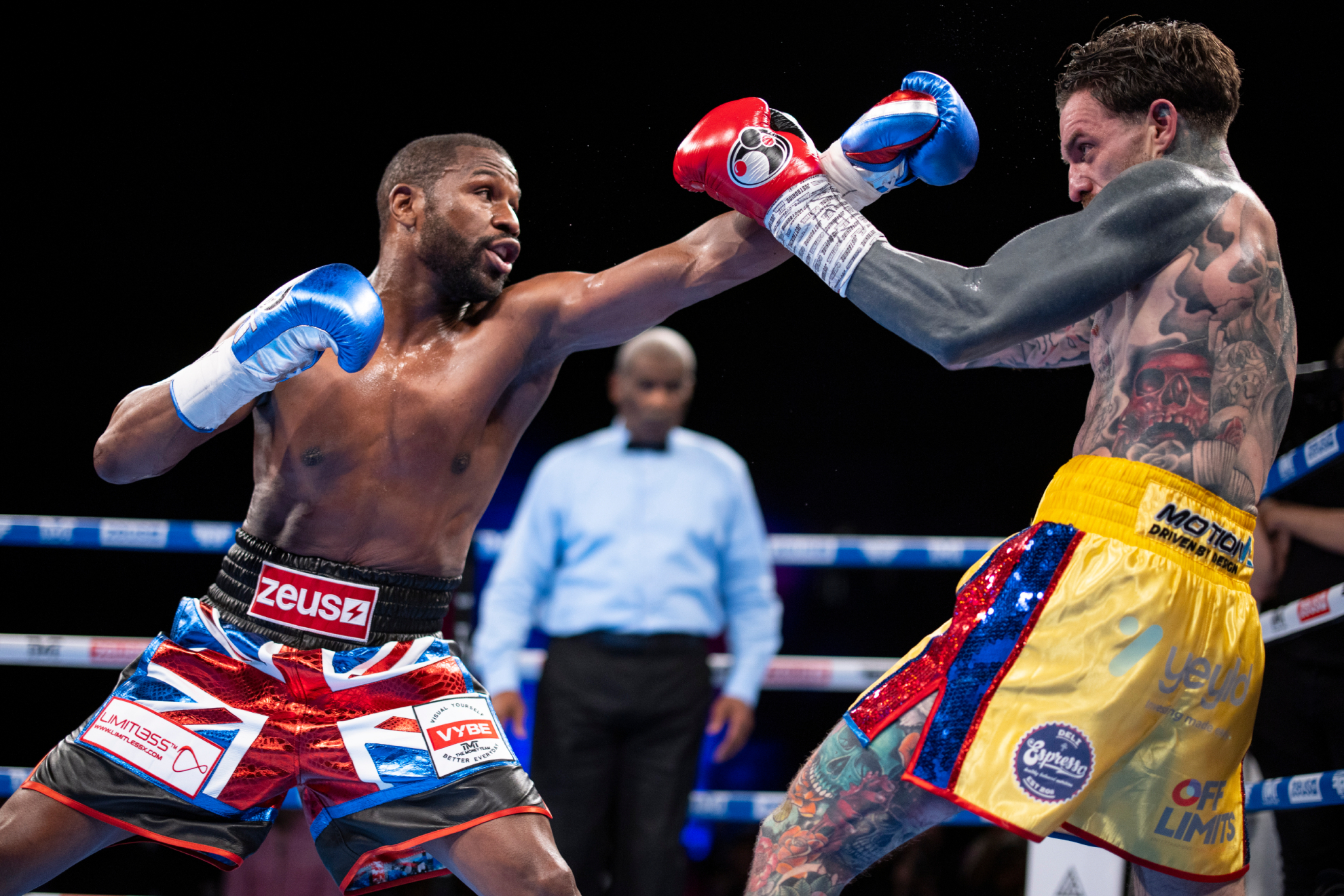 Floyd Mayweather, a la izquierda, durante su combate frente a Aaron Chalmers.