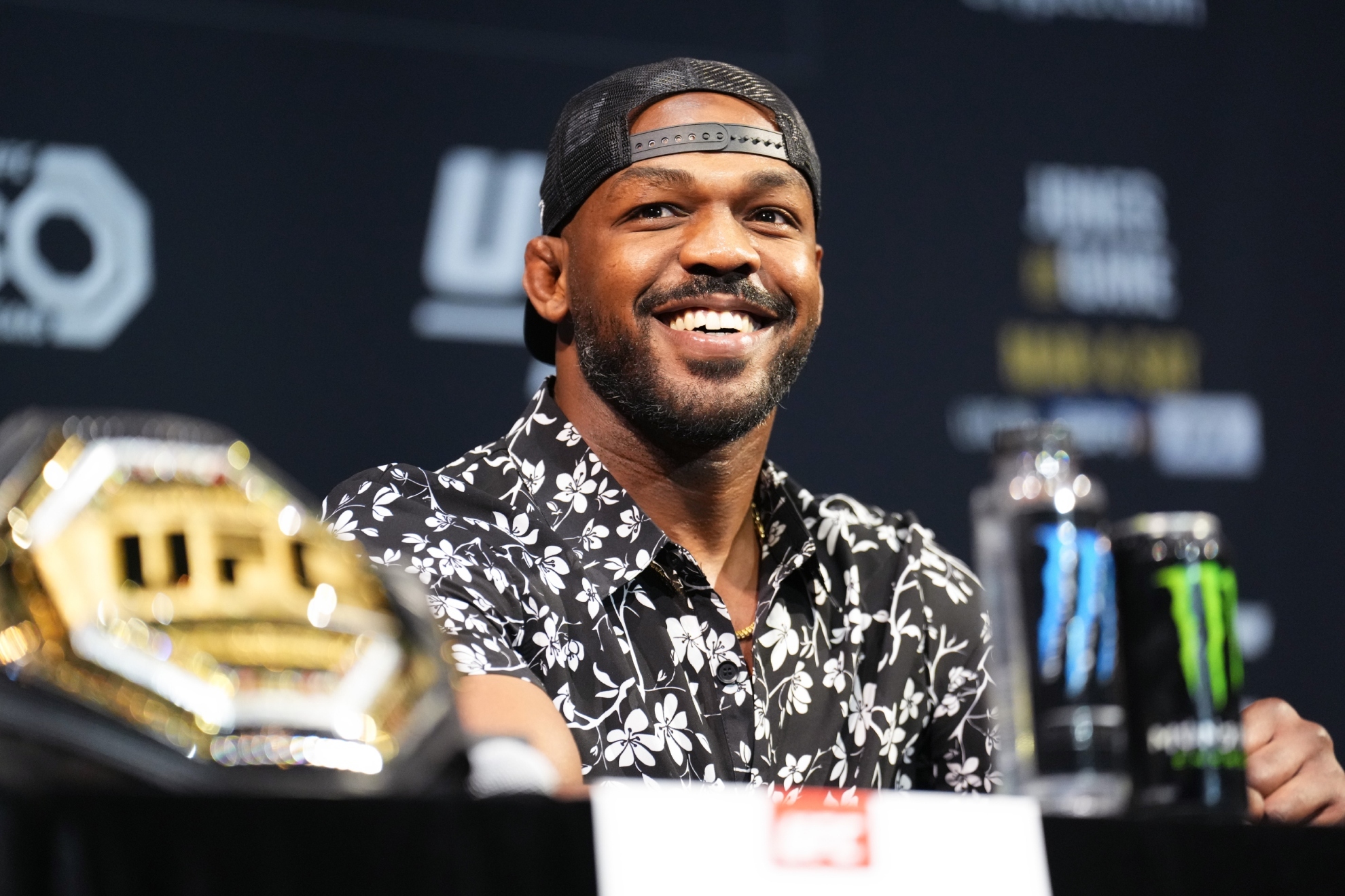 Jon Jones durante la conferencia de prensa previa al combate con Gane.