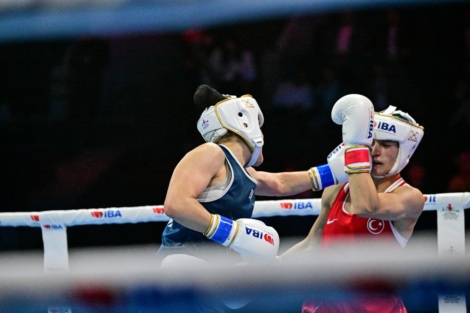 Laura Fuertes, a la izquierda, durante un combate en el Mundial de Estambul del pasado año.