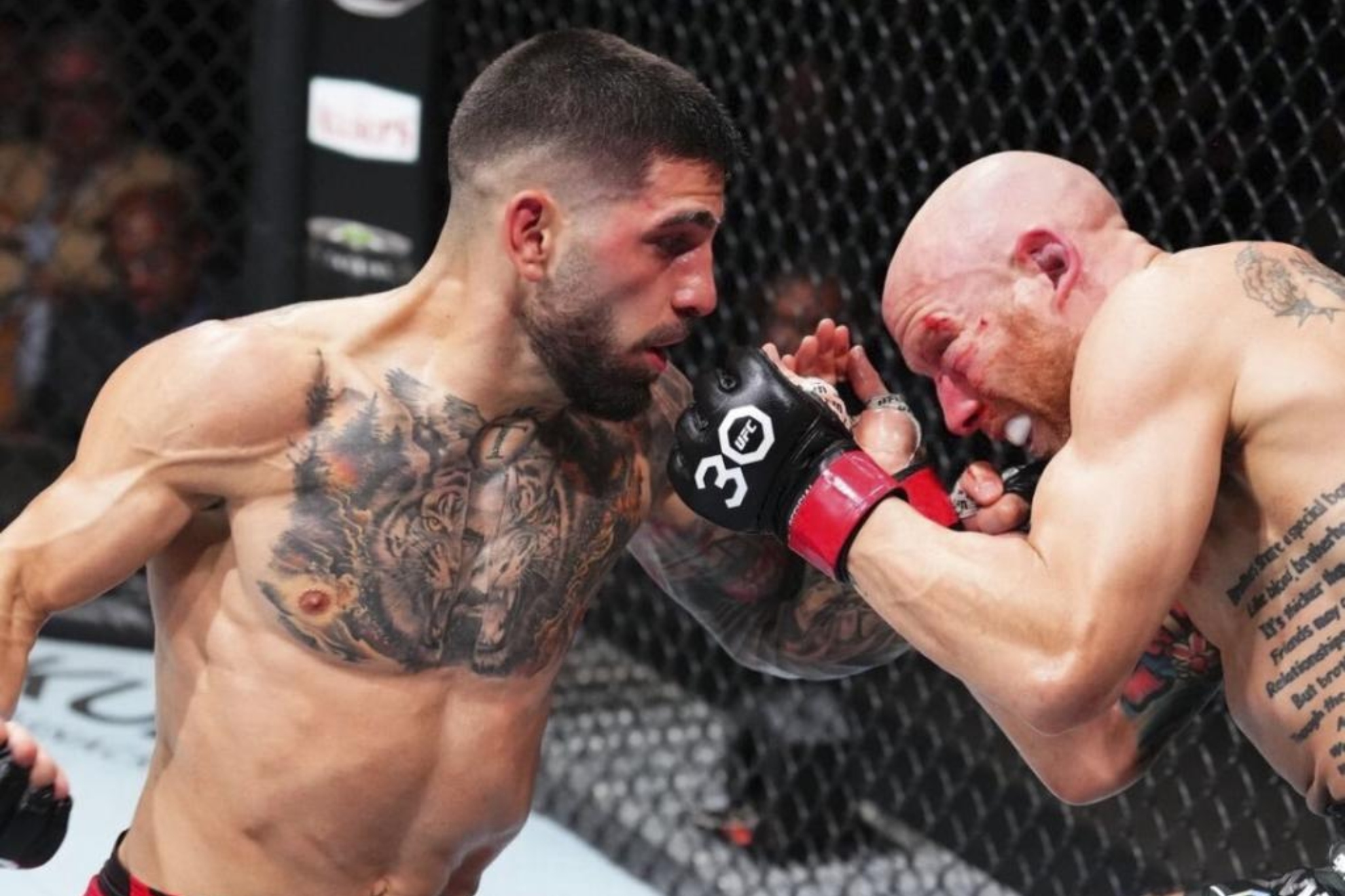 Ilia Topuria golpea a Josh Emmett.