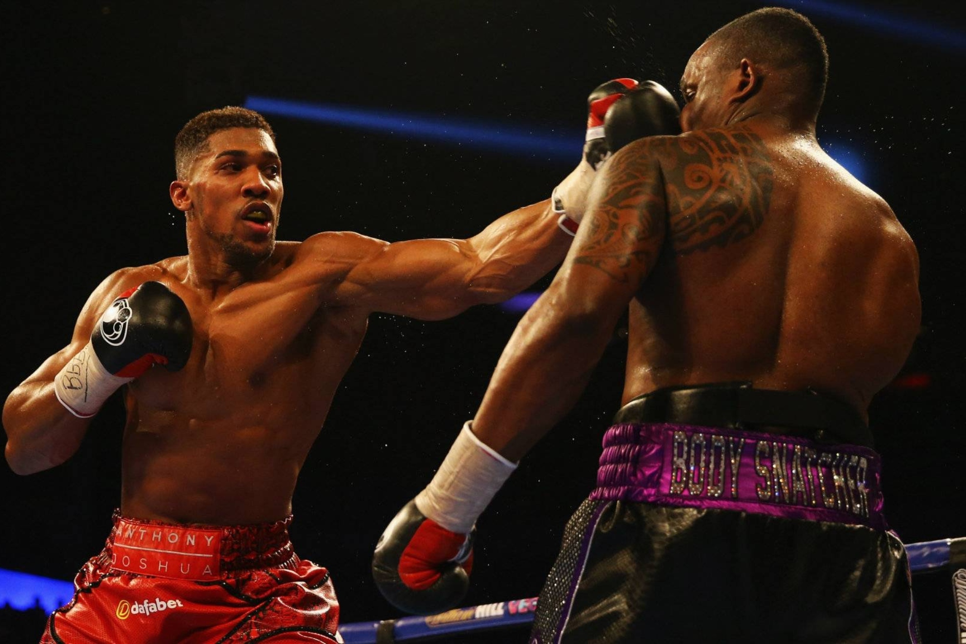 Primer combate entre Joshua y Whyte.