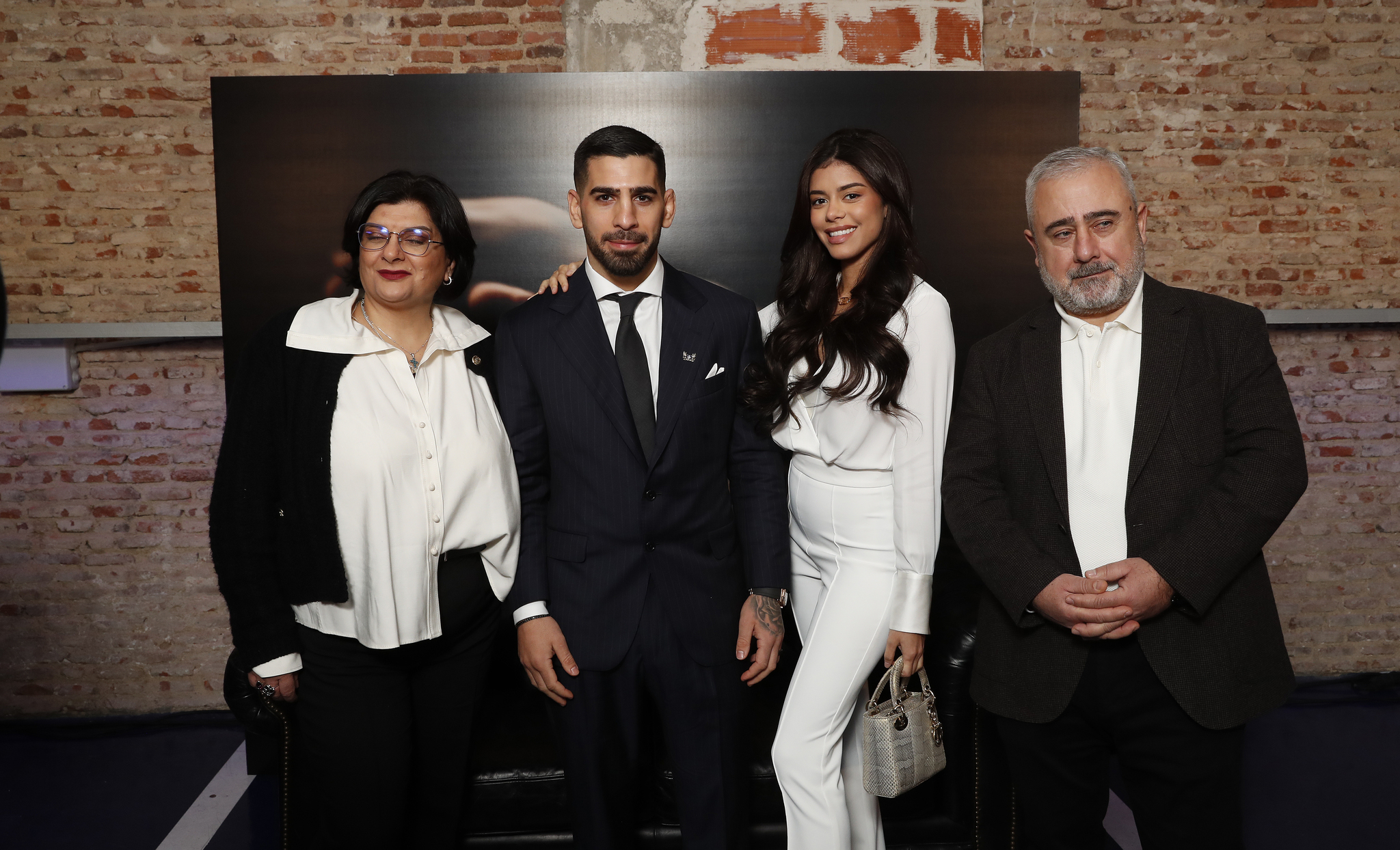 Ilia Topuria junto a su esposa y sus padres.