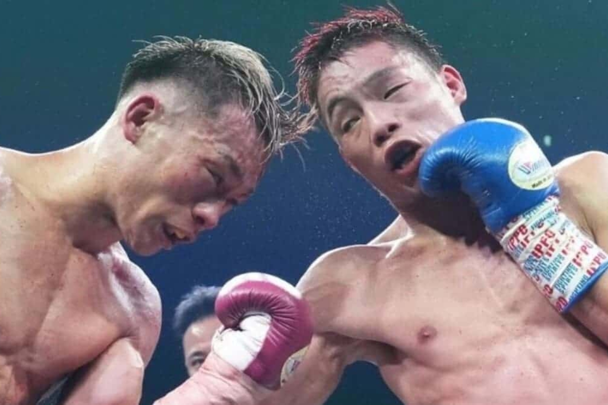 Kazuki Anaguchi, a la derecha, durante su pelea contra Seiya Tsutsumi (izquierda).
