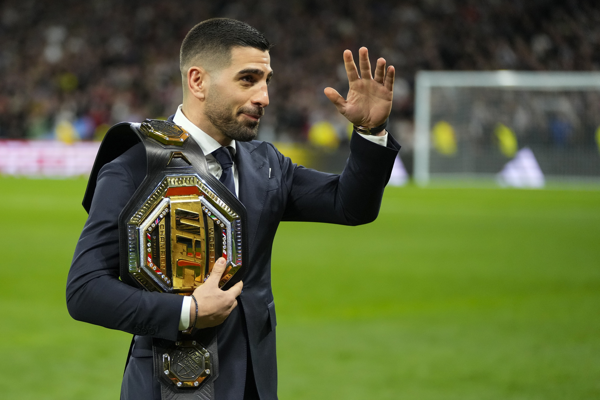 Ilia Topuria con su cinturón de campeón en el Santiago Bernabéu.