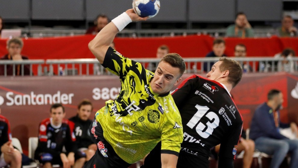 El pivote internacional norteamericano Drew Donlin, durante un partido del Ademar EFE