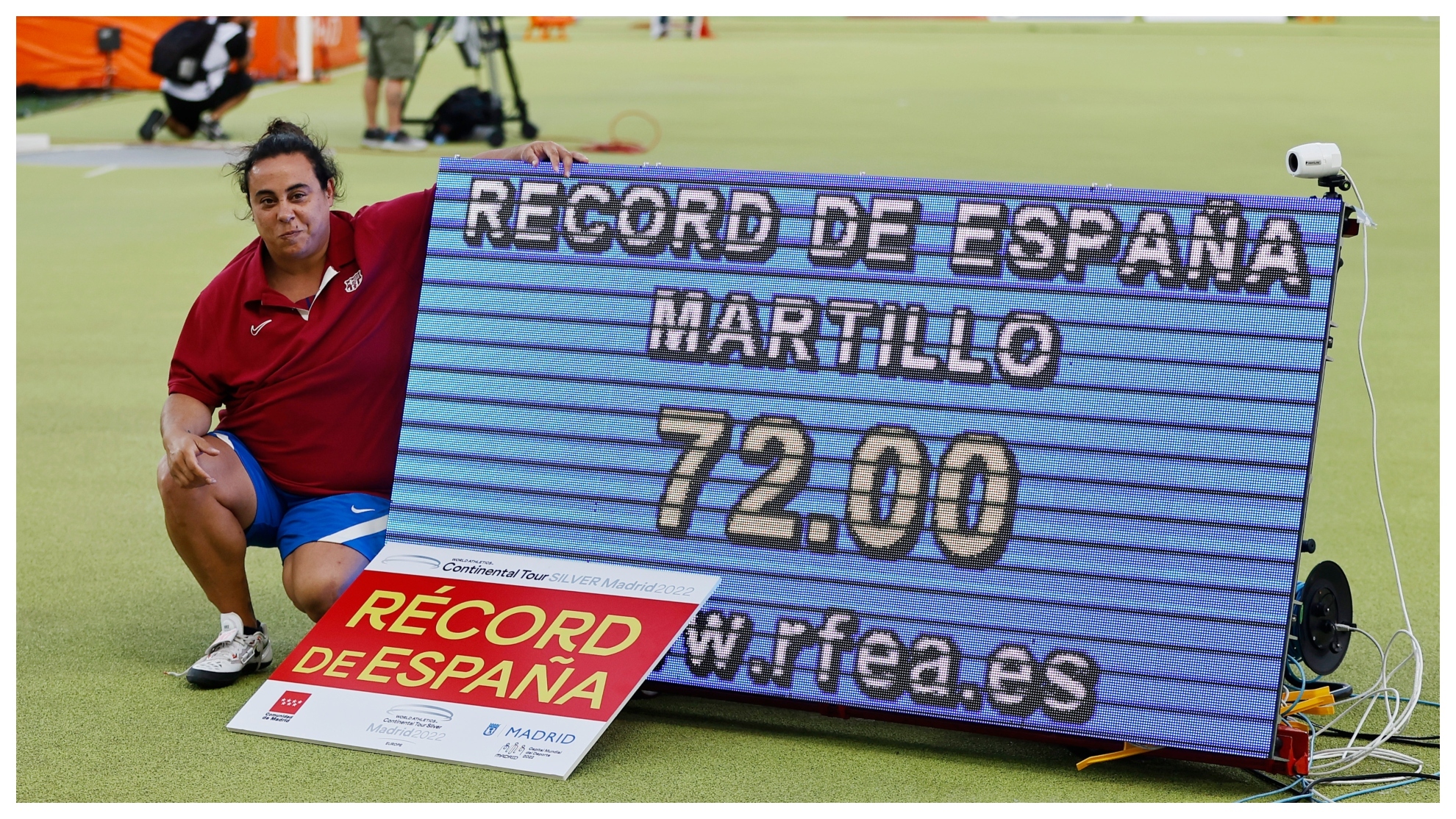 Laura Redondo posa junto al marcador con su récord de España en el Estadio Vallehermoso durante el Meeting de Madrid.