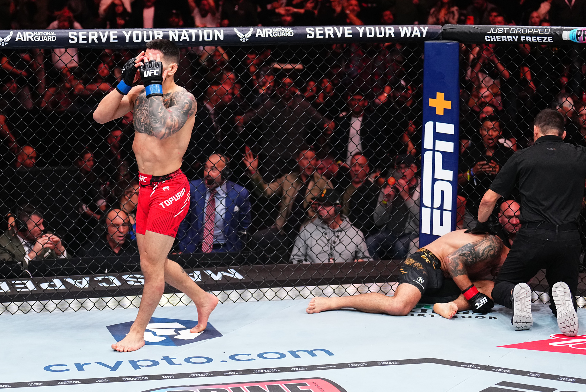 Topuria, con 'Volk' en el suelo.