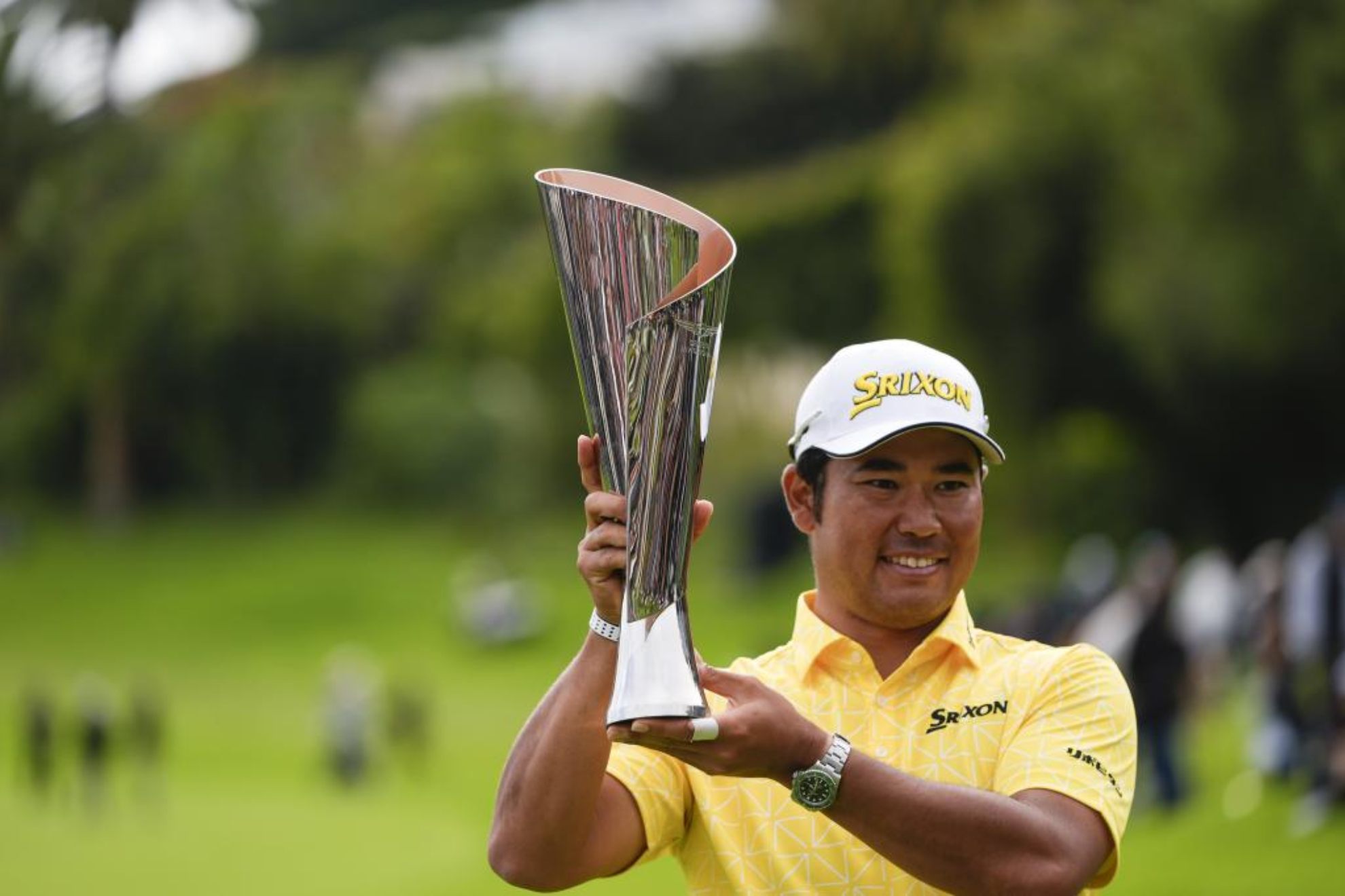 Hideki Matsuyama (31) posa con el trofeo de The Genesis.