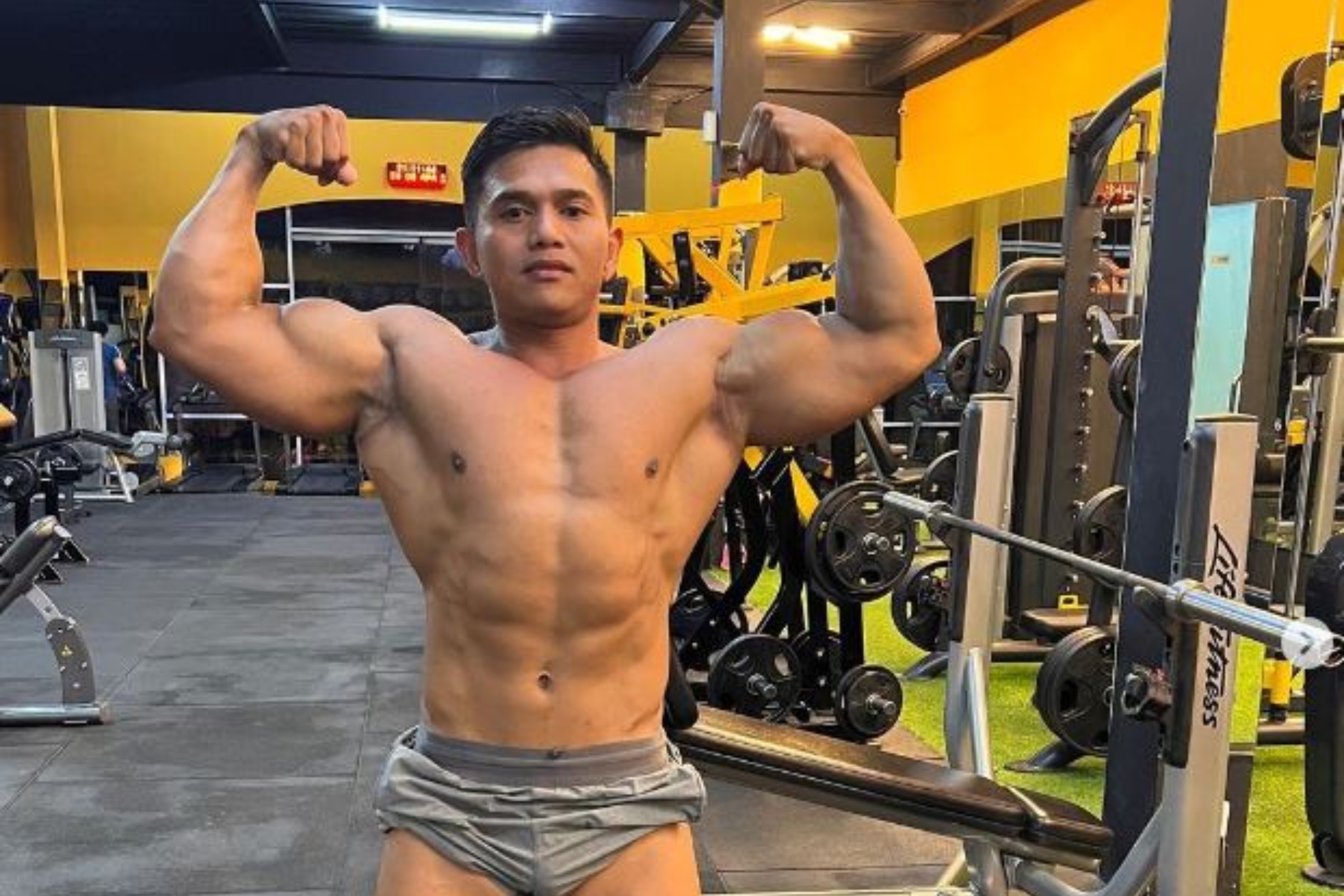 Justin Vicky posa en el gimnasio.