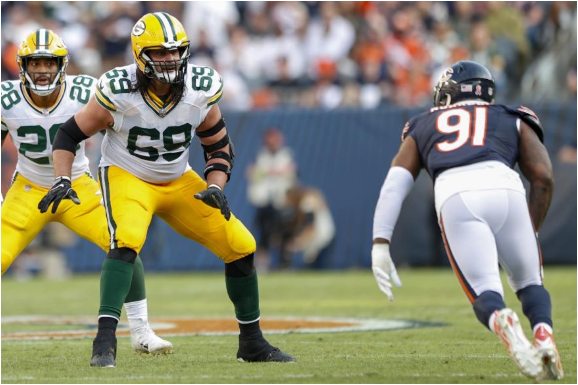 Yannick Ngakoue (Chicago Bears), con el balón, trata de superar a David Bakhtiari, de los Green Bay Packers.