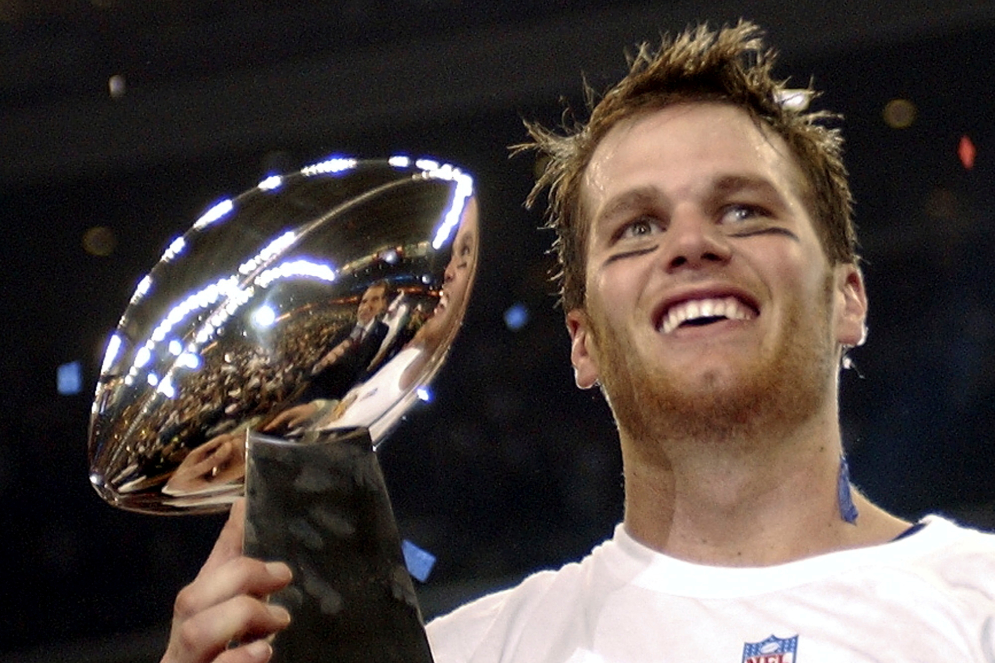 Tom Brady con el trofeo Vince Lombardi después de ganar una de sus Super Bowl.