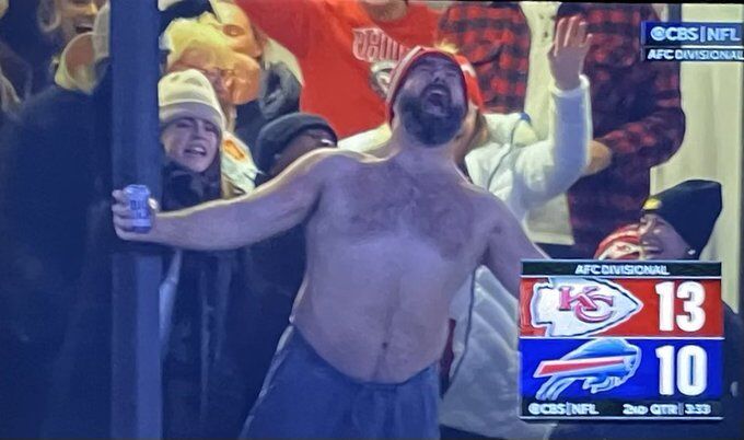 La celebración viral de Jason Kelce sin camiseta tras un touchdown de su hermano