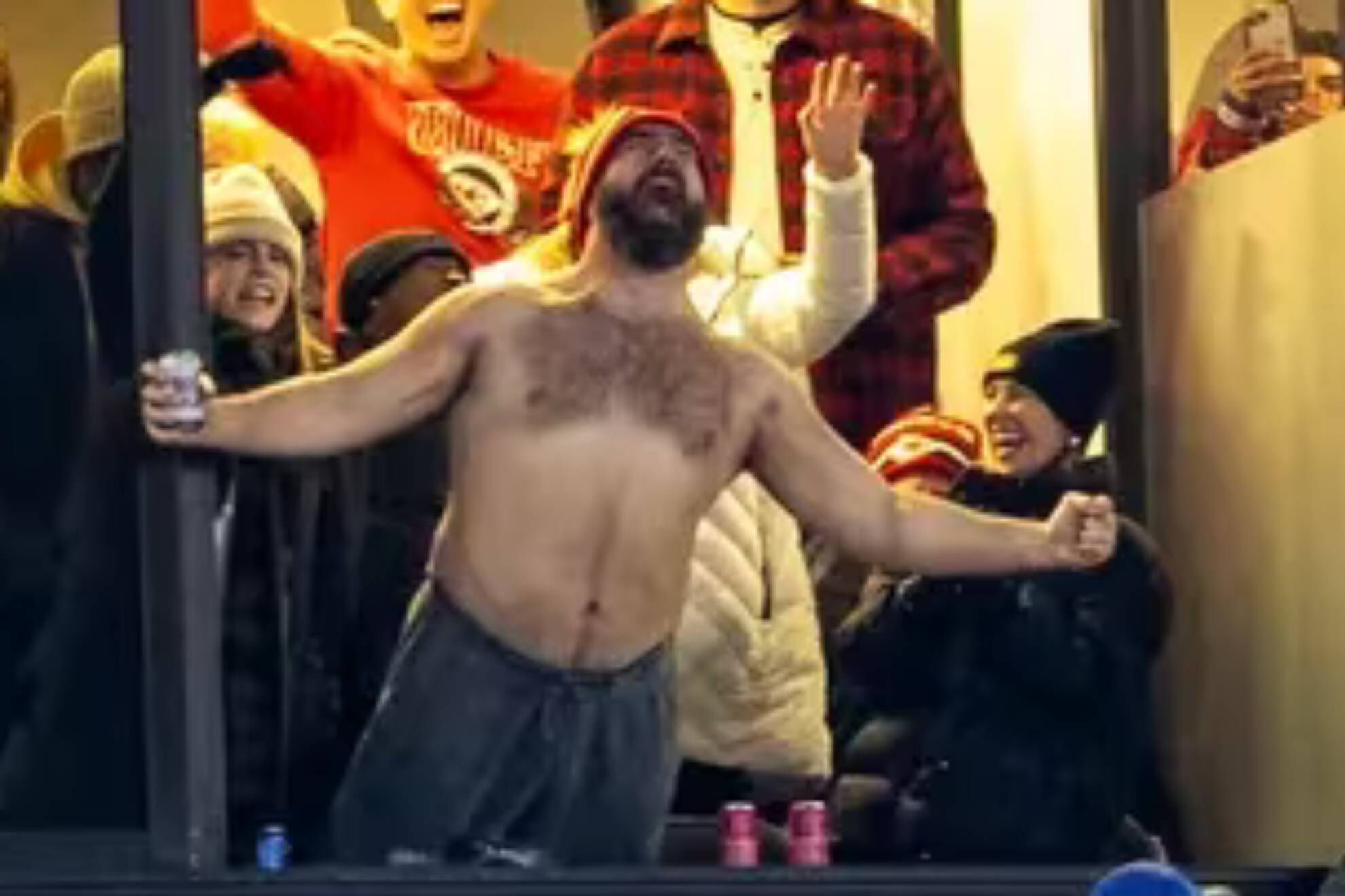 La celebración viral de Jason Kelce sin camiseta tras un touchdown de su hermano