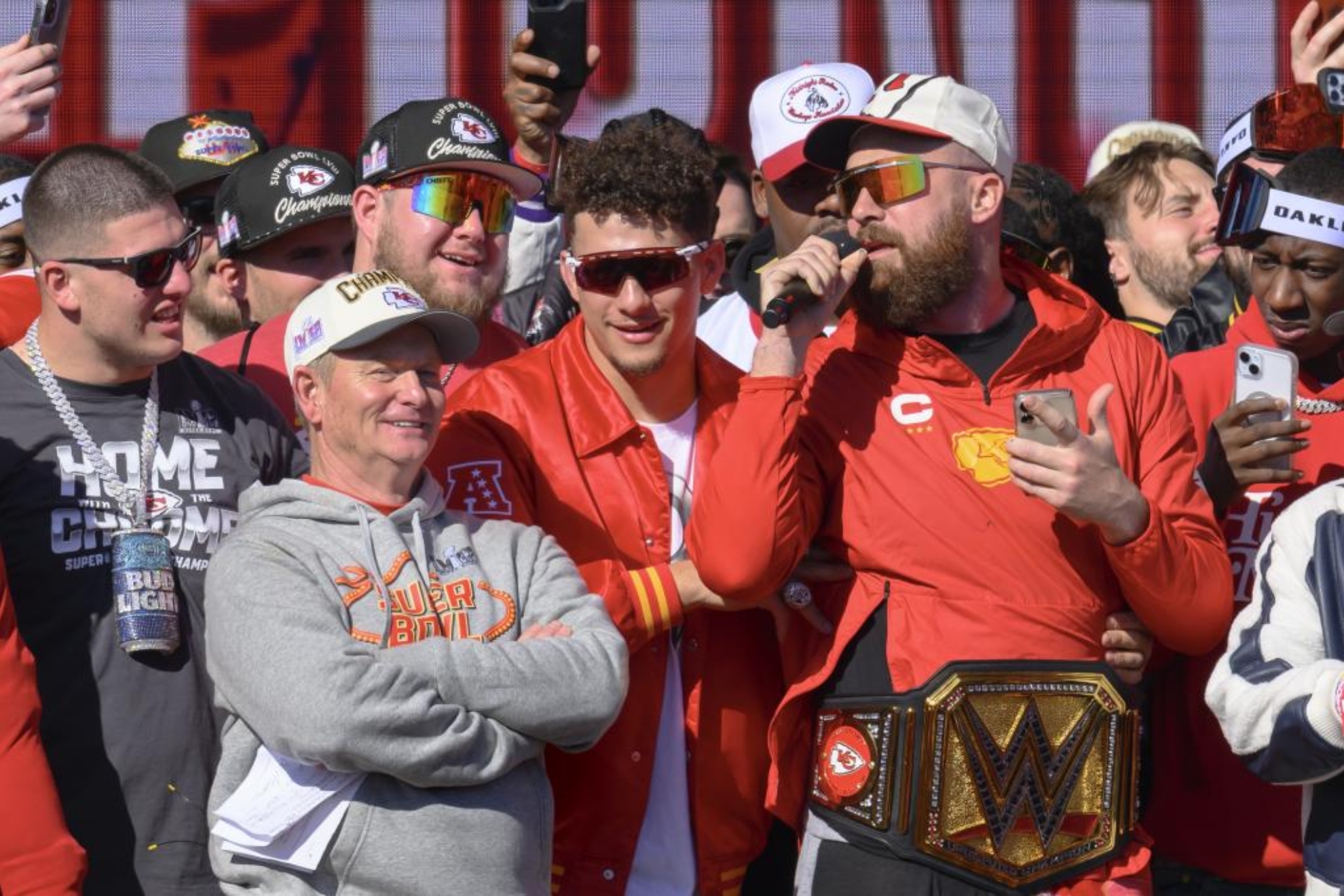 Travis Kelce y Patrick Mahomes, durante el desfile de los Chiefs antes del tiroteo.